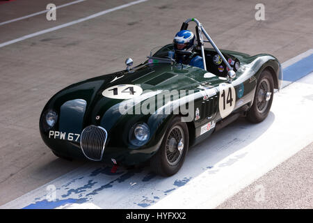 Un Jaguar C -Type à quitter le puits international au cours d'une session de test à la Silverstone Classic 2017 Journée des médias Banque D'Images