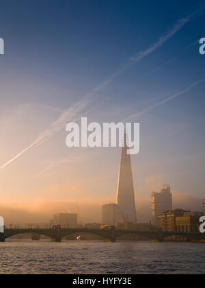 Lever de soleil sur l'immeuble d'échardes et Tamise, Londres. Banque D'Images