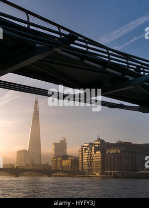Lever de soleil sur l'immeuble d'échardes et Tamise, Londres. Banque D'Images