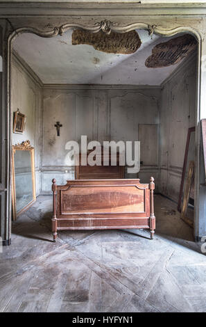 Images obsédantes révèlent l'extraordinaire collection d'armes à feu la taxidermie et laissés à pourrir dans les ruines d'un château français abandonnés qui pourraient avoir été abandonné au cours des six dernières décennies. Photographies d'oeil-ouverture afficher les ornements animal spooky répartis dans le grand manoir abandonné comme-bien-que les fusils et munitions qui auraient pu être utilisés sur safari pour les chasser vers le bas. Capturé par l'Explorateur urbain Florian Michaud, 30, ces photographies : des tortues, des crocodiles empaillés, un requin, un cobra et mongoose luttant contre l'autre, un Canard, poisson, lapin, l'antilope, Peacock et une tête de cerf. À partir de l'ag Banque D'Images