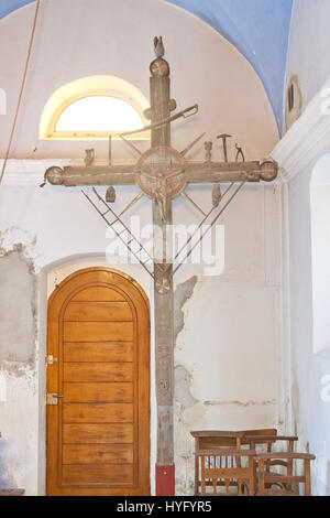 France, Haute-Savoie (74), Saint-Gervais, chapelle de Cupelin, croix de mission jadis à l'extérieur devant la chapelle, mise dedans pour la protéger d Banque D'Images