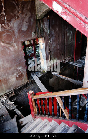 ACCRINGTON Lancashire, Angleterre : Photo du haut de l'escalier à la casse vers le bas sur le plancher. Bienvenue à la ruine qui a été le premier conservateur Club. Une fois célébré pour sa grande salle de bal qui une fois accueilli des parties jusqu'à 1 000 personnes, les images montrent des planches manquantes, les murs et les escaliers, endommagé par un incendie et des actes de vandalisme. À partir de l'extérieur du bâtiment du club conservateur Accrington coupe une étrange figure dans le centre de la ville, près de Blackburn dans le nord-ouest de l'Angleterre. Une publication locale sous le nom de James Cole (pas son vrai nom) a été Banque D'Images