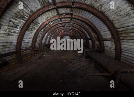 PORT GLASGOW, ÉCOSSE : jetez un coup d'œil à l'intérieur le plus grand construit un abri civil WW2 au Royaume-Uni où jusqu'à mille personnes auraient pu chercher refuge contre les attaques nazies. Eerie photos montrent l'obscurité, rouillé tunnels du souterrain refuge qui a été construit à flanc de falaise à Port Glasgow, Ecosse. D'autres images montrent ce qui reste des toilettes et la génératrice qui aurait été utilisée pour alimenter l'abri. Les images ont été prises par groupe d'exploration urbaine abandonnée en Écosse qui espèrent attirer l'attention sur certains sites oubliés de l'Ecosse. Banque D'Images