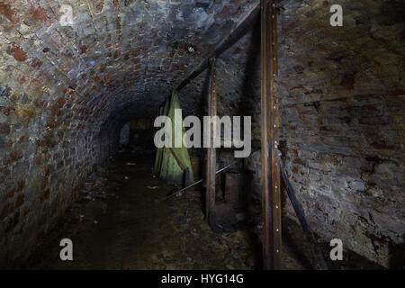 PORT GLASGOW, ÉCOSSE : jetez un coup d'œil à l'intérieur le plus grand construit un abri civil WW2 au Royaume-Uni où jusqu'à mille personnes auraient pu chercher refuge contre les attaques nazies. Eerie photos montrent l'obscurité, rouillé tunnels du souterrain refuge qui a été construit à flanc de falaise à Port Glasgow, Ecosse. D'autres images montrent ce qui reste des toilettes et la génératrice qui aurait été utilisée pour alimenter l'abri. Les images ont été prises par groupe d'exploration urbaine abandonnée en Écosse qui espèrent attirer l'attention sur certains sites oubliés de l'Ecosse. Banque D'Images