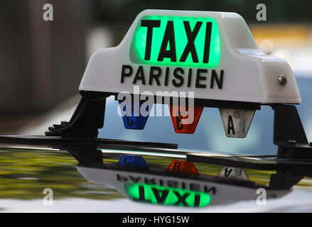 Libre d'un signe sur le dessus d'un taxi à Paris, France. Banque D'Images