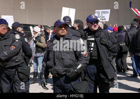 La police de sécurité publique de Toronto lors d'une manifestation à Nathan Phillips Square Banque D'Images