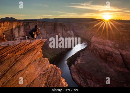 Horseshoe Bend près de Page, Arizona. Images spectaculaires de personnes explorer America's most awe-induisant des paysages et des ciels de nuit éclairée d'étoiles prouver à quel point ce grand pays est incroyable. Les superbes clichés montrent des gens écrasés par la taille même de gigantesques montagnes et les rochers tandis que d'autres montrent la voie lactée allumée dans l'obscurité de la nuit. Les images ont été prises par le photographe américain et propriétaire d'action Excursions Photos David escroc (37) de Kanab en Utah. Il a pris l'étonnante photos dans un tableau d'endroits, y compris le Grand Canyon, Vermillion falaises, l'Arizona et le Parc National Zion. Banque D'Images