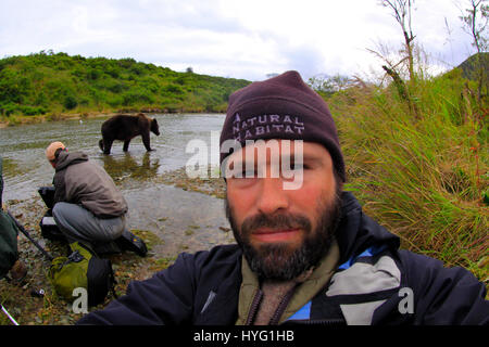 KATMAI NATIONAL PARK, ALASKA : Head shot of Brad Josephs. Ce voyou ours était littéralement prendre le poisson lorsqu'il a poussé sa victime au sol et lui pinça le souper de poisson. L'emballage d'un poinçon, ces photos prises à partir de seulement trente mètres afficher les longueurs en concurrence à s'adresser pour obtenir leurs pattes sur un traitement de poisson. La puissance et l'élan de l'ours shove peut être clairement vu dans ces magnifiques photos d'action. L'affaiblissement de l'ours a été inévitablement laissé seething et affamés après avoir perdu son poisson au plus puissant rival. Brad Josephs (39) de l'Alaska, a été un leader de l'expédition pour la dernière t Banque D'Images