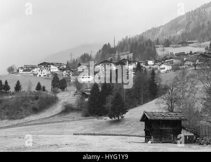 Sankt Walburg, Italie - 22 mars 2017 : paysage de montagne et maisons d'habitation situé sur une pente dans la vallée de Ulten dans le Tyrol du Sud. L'image je Banque D'Images