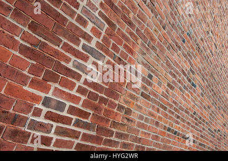 Mur de brique Perspective : un mur reconstruit avec de vieilles briques forme une mosaïque de couleurs et de formes. Banque D'Images