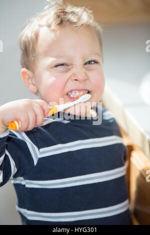 Un petit bébé garçon se brosser les dents. Banque D'Images