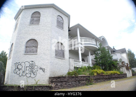 NEW JERSEY, USA : L'vandalisé vestiges d'une maison de 6 millions de livres sterling abandonnées après que son propriétaire a été emprisonné pour fraude montrent que le crime ne paie jamais. Les photos et vidéos montrent l'intérieur de la maison luxueuse qui a maintenant été laissés à pourrir. Les graffitis peuvent être vus pulvérisés partout sur les murs comme des vandales ont laissé leur marque. D'autres plans montrent à l'extérieur de l'immense bâtiment et les énormes jardins qui sont devenus après l'envahi par les crimes du propriétaire pris avec lui. Les séquences ont été tournées dans le New Jersey par un explorateur urbain qui se fait appeler l'Inconnu caméraman. Banque D'Images