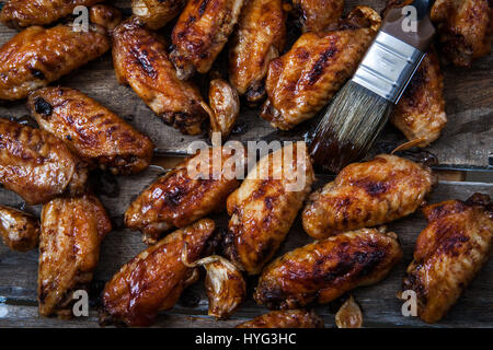 La préparation de la sauce barbecue aile de poulet sur pot Banque D'Images