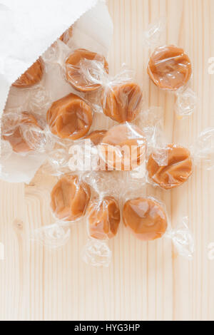 Old fashioned caramels caramel enveloppés de papier tomber un sac doux Banque D'Images