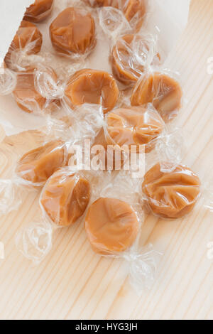 Old fashioned caramels caramel enveloppés de papier tomber un sac doux Banque D'Images