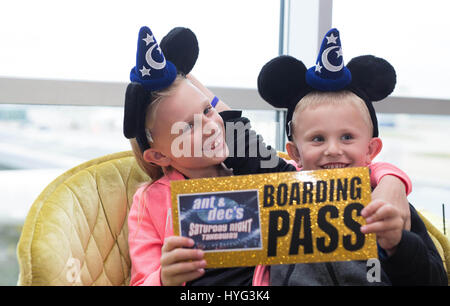 Holly (à gauche), 8 ans, et Declan, 4 ans, se joignent à 300 fans de Ant et Dec's Saturday Night Takeaway alors qu'ils partent de Londres Gatwick à bord d'un avion affrété Virgin Holidays pour célébrer la finale de la série, qui est diffusée ce samedi 8 avril. Banque D'Images