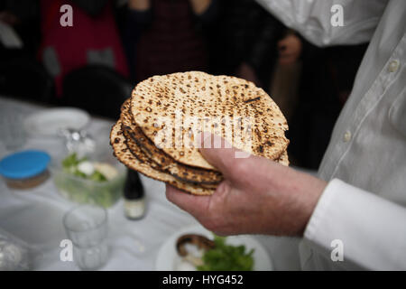 Une main d'un homme tenant un peu de morceaux de Matzas, Matzahs ou Matsot à un prix proche d'une usine Du Pont à la main. Juste avant la Pâque, Kfar 'Habad, Israël, Banque D'Images