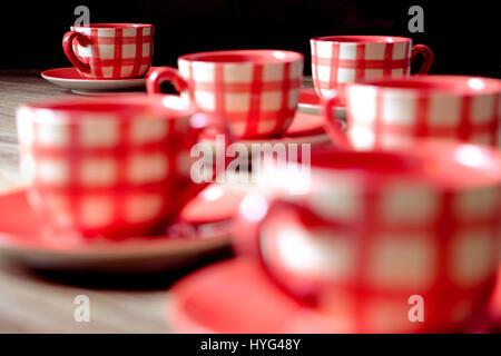 Close-up of vintage tasses à café colorées sur table en bois texturé Banque D'Images