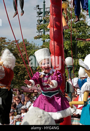 'Féminin' de marionnettes sur un flotteur (Pinocchio flotter ?), une partie de la Disney Stars on Parade, Disneyland Paris, Marne-la-Vallée, près de Paris, France. Banque D'Images