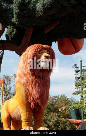 Le Roi Lion Simba sur flotteur, partie de la Disney Stars on Parade, Disneyland Paris, Marne-la-Vallée, près de Paris, France. Banque D'Images