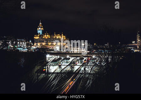 Balmoral Hotel et la gare de Waverley Banque D'Images