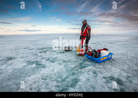 Ici la pêche sur Lale Winnipeg à l'aube Banque D'Images