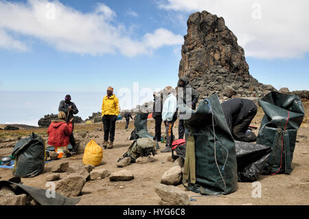 Les porteurs et sacs chez Lava Tower Camp, le Mont Kilimanjaro National Park, Tanzania Banque D'Images