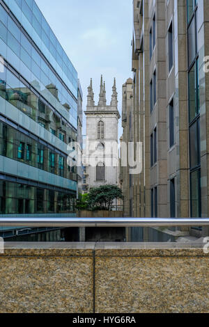 Ancienne église entre deux bureaux, Londres Banque D'Images