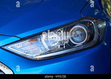 Optique Led bleu moderne en voiture. Close-up de véhicule propre et moderne Banque D'Images