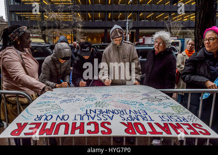 New York, USA. Le 04 Avr, 2017. New York en fonction des groupes d'activistes du climat a tenu un rassemblement le 4 avril 2017, à l'extérieur du bureau de New York le sénateur Charles E. Schumer, d'appeler le chef de la minorité du Sénat de mener la charge contre l'Atout atteinte à l'environnement et de refuser d'appuyer un budget qui propose de réduire le budget de l'Agence de protection de l'environnement de 31 %. Crédit : Erik McGregor/Pacific Press/Alamy Live News Banque D'Images