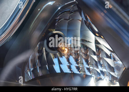 Dans l'ampoule de voiture moderne. La lumière jaune du phare de voiture close-up Banque D'Images