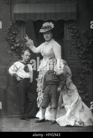 La princesse Helena Augusta Victoria de Schleswig Holstein avec ses deux premiers enfants par Alexander Bassano Banque D'Images