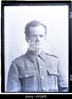 Cette photographie de W.G. Foster, Esq, prise le 23 mars 1915, capture un moment historique, reflétant le style de la photographie de portrait du début du XXe siècle et offrant un aperçu de l'histoire personnelle pendant la première Guerre mondiale Banque D'Images