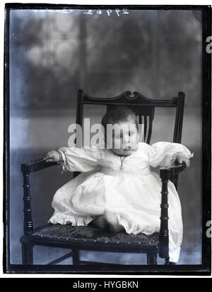 Cette photographie du 1er décembre 1908 montre Maître Langdon Davies, figure influente de son temps. L'image le capture dans un moment historique, fournissant un aperçu de la photographie de portrait du début du XXe siècle. Banque D'Images