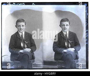 Cette photographie de 1908 capture *Maître Crowley*, avec des détails notables sur sa tenue vestimentaire et son expression. L'image est un document historique reflétant le style et le caractère de la Grande-Bretagne du début du XXe siècle. Banque D'Images