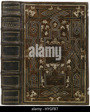 Cet objet est une bande en cuir faite de peau de veau brun foncé, peinte avec de la peinture laquée. Il faisait partie d’une collection qui met en valeur l’artisanat médiéval, notamment dans l’utilisation des matériaux et des techniques décoratives au moyen âge. Banque D'Images