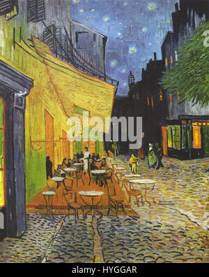 *Cafe Terrace la nuit* de Vincent van Gogh (1888) dépeint une scène nocturne animée à Arles, en France. La peinture capture la chaleur du café et du ciel nocturne, avec des étoiles tourbillonnantes, mettant en valeur la technique de coup de pinceau distincte de Van Gogh et l'utilisation de la couleur. Banque D'Images