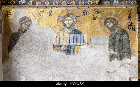 La mosaïque de Deesis, située dans la basilique Sainte-Sophie à Istanbul, représente le Christ flanqué de la Vierge Marie et de Jean-Baptiste. Ce chef-d'œuvre byzantin illustre l'art religieux et sert d'exemple significatif de mosaïque byzantine du XIIIe siècle. Banque D'Images