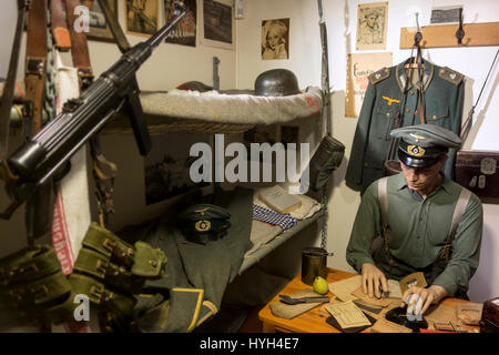 L'officier allemand WWII trimestre couchage avec lits superposés à Raversyde Atlantikwall / mur de l'Atlantique musée en plein air à Raversijde, Flandre occidentale, Belgique Banque D'Images