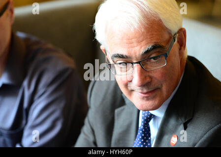 Alistair Darling, ancien chancelier et chef de la campagne mieux ensemble, rencontre certains travailleurs des services financiers pour une discussion informelle pour discuter de l'impact de l'indépendance de l'industrie Banque D'Images