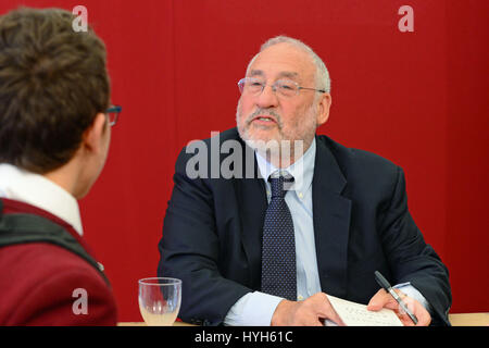 Prix Nobel d'économie, le Professeur Joseph Stiglitz qui a une nouvelle fois critiqué vues pessimistes de l'indépendance de l'économie écossaise, à l'Edinburgh International Book Festival 2014 (photo) Banque D'Images