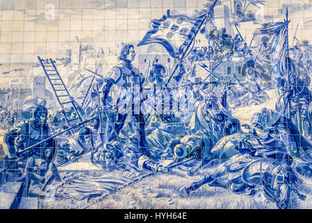 Panneau tuiles azulejo scène historique montrent le Prince Henri le Navigateur lors de la conquête de Ceuta dans la gare de São Bento à Porto, Portugal Banque D'Images