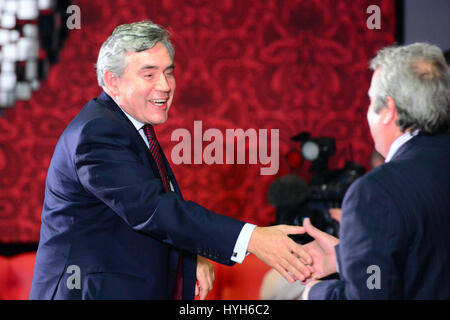 L'ancien premier ministre Gordon Brown (L), serre la main du Midlothian MP David Hamilton (R) qui lui présente à un rassemblement à Loanhead référendum écossais Banque D'Images