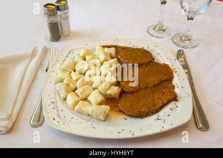 Une cuisine traditionnelle croate, pasticada avec gnocchi - Pot de Dalmatie ou ragoût de boeuf Banque D'Images