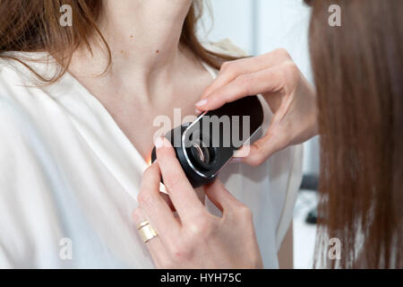 Médecin examinant les taches et grains de beauté sur une patiente (examen des taches) Banque D'Images