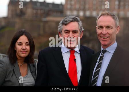 L'ancien premier ministre Gordon Brown (C), leader travailliste écossais Jim Murphy (R), et leader adjoint Kezia Dugdale (L), prendre des photographies avant une campagne électorale event in Paris, avec le Château d'Édimbourg à l'arrière-plan Banque D'Images