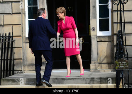 Premier Ministre de l'Ecosse Nicola Sturgeon accueille le Premier Ministre, David Cameron, comme il arrive pour parle de Bute House à Édimbourg Banque D'Images