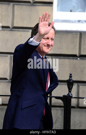 Le premier ministre David Cameron quitte Bute House à Édimbourg, après des négociations avec le premier ministre Nicola Sturgeon Banque D'Images