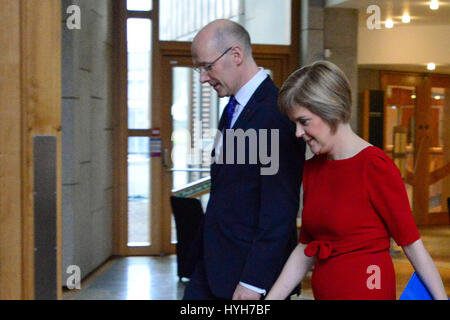 Nicola Sturgeon sur son chemin à la chambre du parlement écossais où elle a reçu la nomination en tant que prochain Premier ministre de l'Ecosse, accompagné par le Secrétaire des Finances John Swinney qui on pense deviendra son adjoint Banque D'Images