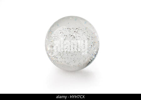 Boule de cristal avec bulles et de réflexion isolated on white Banque D'Images